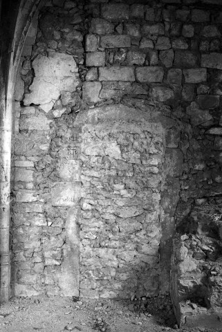 Mirmande.- Porte murée du chœur de l'église Sainte-Foy.