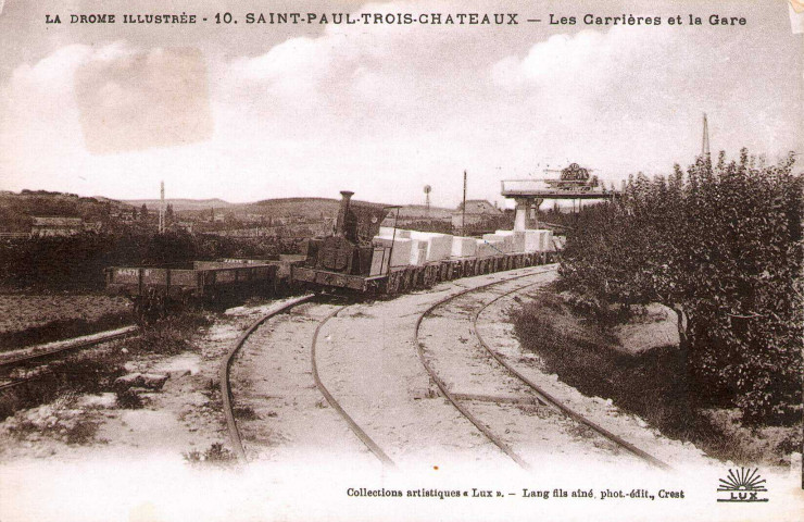 Les carrières (1878-1914) de pierre de taille et la gare.