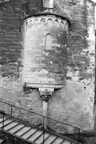 Saint-Donat-sur-l'Herbasse. - L'église : abside sur colonne en saillie sur le pignon.