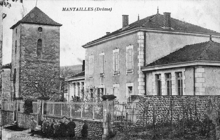 Le clocher de l'église Saint-Laurent et le groupe scolaire du hameau Mantailles.