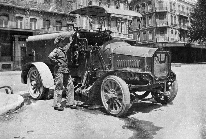 Valence.- Léon Mirabel, conducteur de l'arroseuse, place de la République.