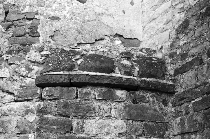 Francillon-sur-Roubion.- Détail du chevet roman de l'église Saint-Pierre-aux-Liens.