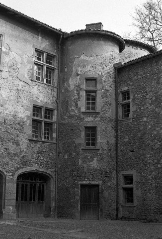 Saint-Vallier. - L'angle nord-est de la cour du château.