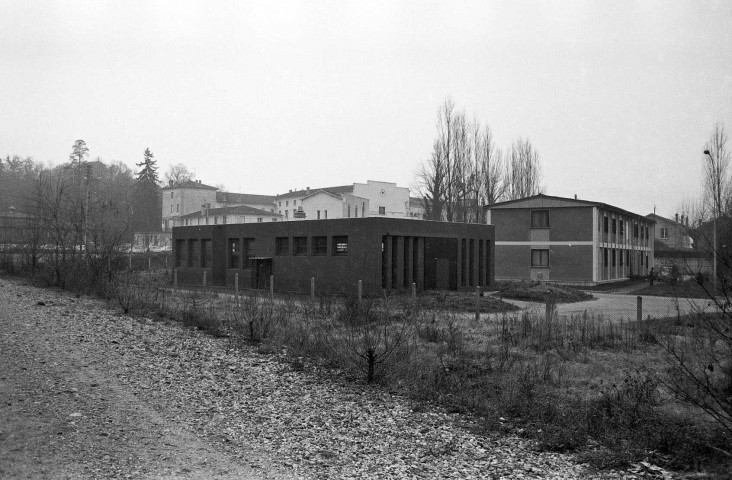 Saint-Vallier.- L'école préfabriquée aux abords du château.