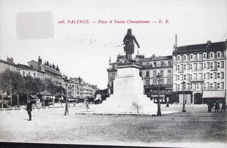 La statue de Jean-Étienne Championnet (1848).