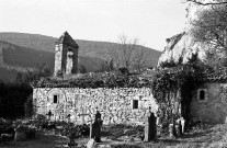 Omblèze. - La façade sud de la chapelle Sainte-Madeleine du hameau d'Ansage, avant les travaux de dégagement.