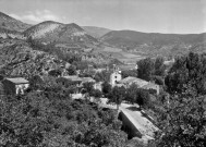 Saint-Ferréol-Trente-Pas.- Vue du village et de l'église Saint Ferréol