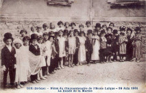 Jeunes enfants déguisés pour la fête du cinquantenaire de l'école laïque le 28 juin 1931.