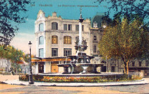 La fontaine (1887) et les Nouvelles Galeries.