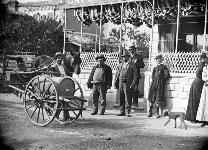 Valence .- Personnages devant le café de Chateauvert.