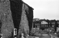 Le Pègue. - Façade latérale de la chapelle Sainte-Anne et le cimetière.