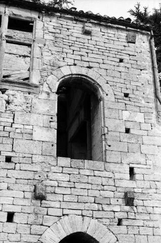 Étoile-sur-Rhône.- Fenêtre du château des Poitiers.