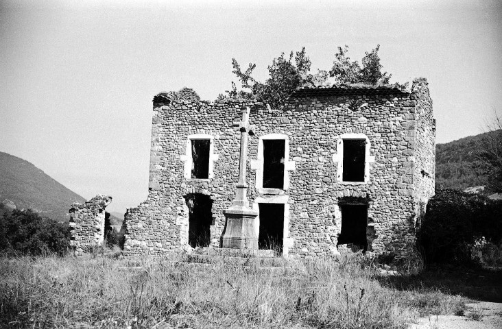 Rochebaudin. - Maison aux abords de la chapelle du cimetière.