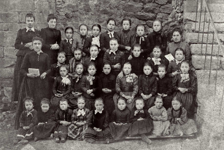 Vaunaveys-la-Rochette.- Élèves de l'école privée de Vaunaveys, devant la maison Melle Marchand.