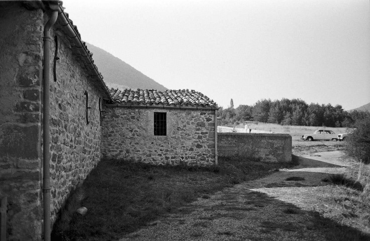 Vers-sur-Méouge. - La façade nord de la chapelle Saint-Côme et Saint-Damien.