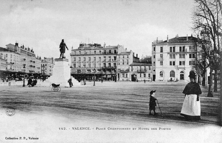 Nourrice promenant un enfant devant la Poste (1902) du Champ de Mars.