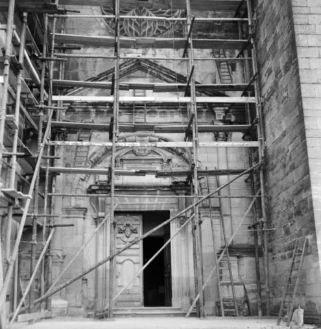 Grignan. - Façade de la collégiale Saint-Sauveur pendant les travaux de restauration.