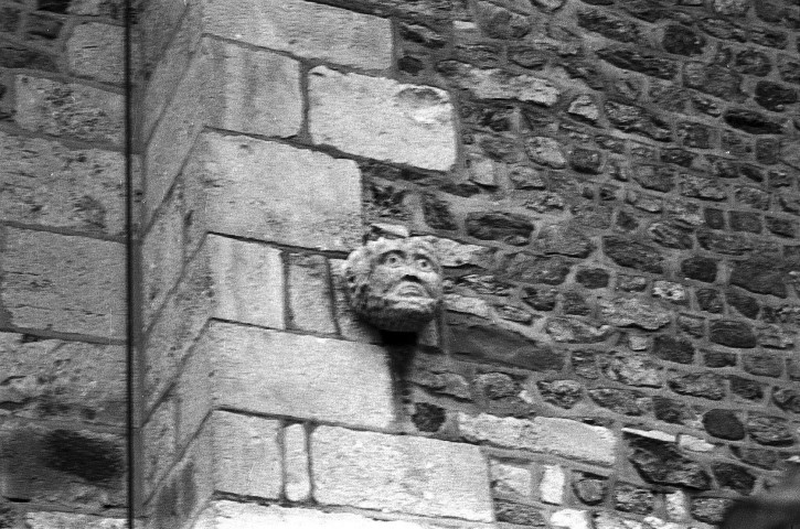 Champagne (Ardèche). - L'église Saint-Pierre, pierre scellée sculptée.