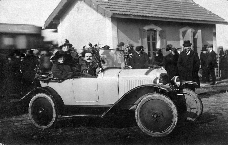 Malissard.- Véhicule devant l'ancienne gare un jour de fête.