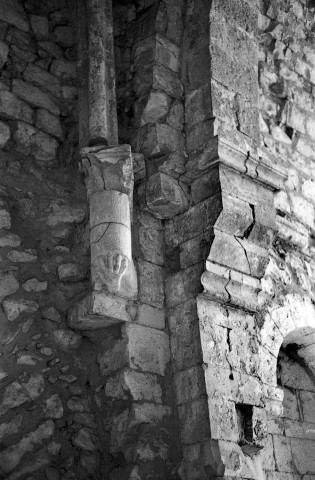 Mirmande.- Détail de la retombée de l'arc triomphal et des nervures du chœur de l'église Sainte-Foy.