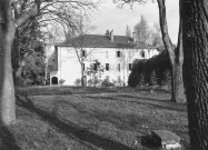 Charols, château de Salettes. - Vue de la façade depuis le chemin du Rio.