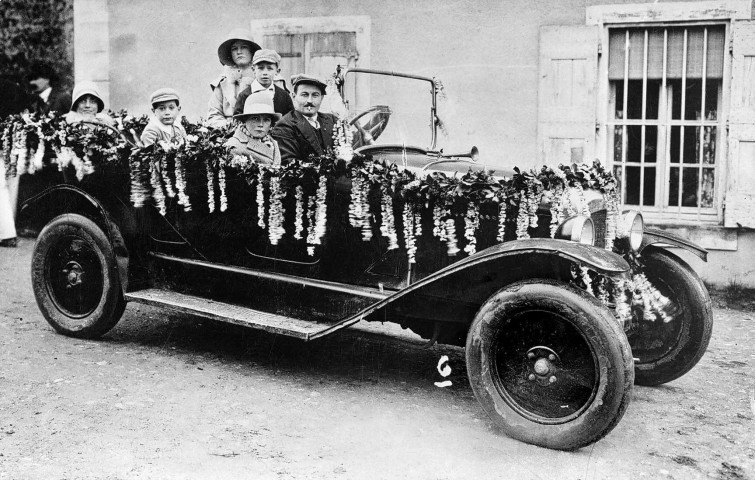 Char automobile à la fête des Laboureurs.