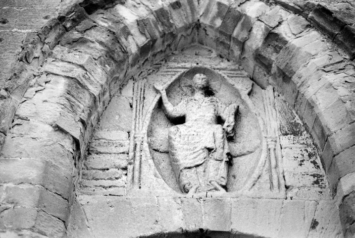 Le Grand-Serre.- Le tympan du porche de l'église Saint-Mamers.