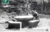 La table et la grotte Rochecourbière où allait se recueillir et écrire Madame de Sévigné.