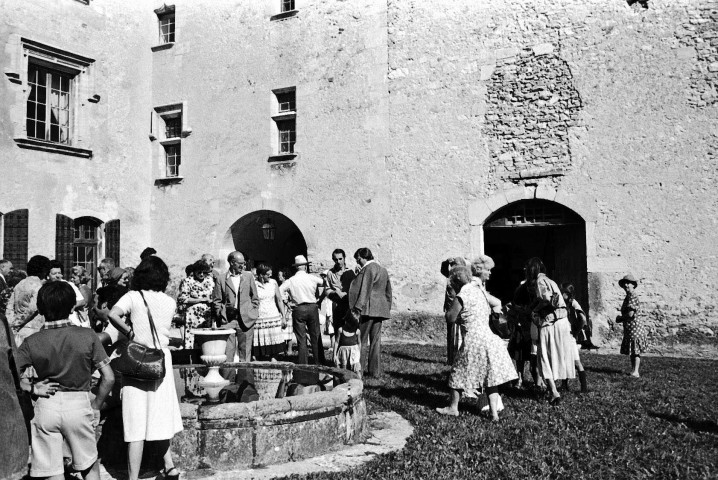 Montjoux. - Visite du château des Amis du Buis.