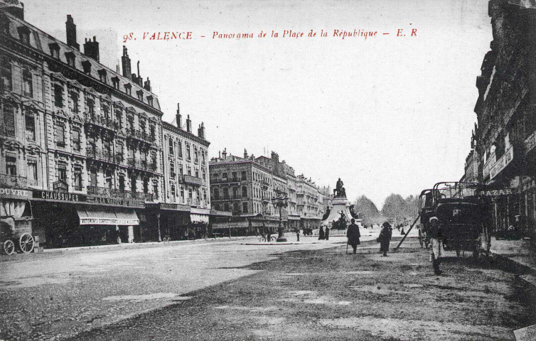 Le monument d’Émile Augier (1897) place de la République.