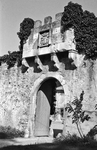 Espeluche. - Le porche d'enceinte du château.