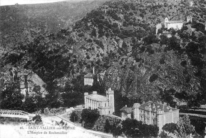 L'ancien hospice et sa chapelle Saint-Joseph et en haut la chapelle Notre-Dame-de-Vals.