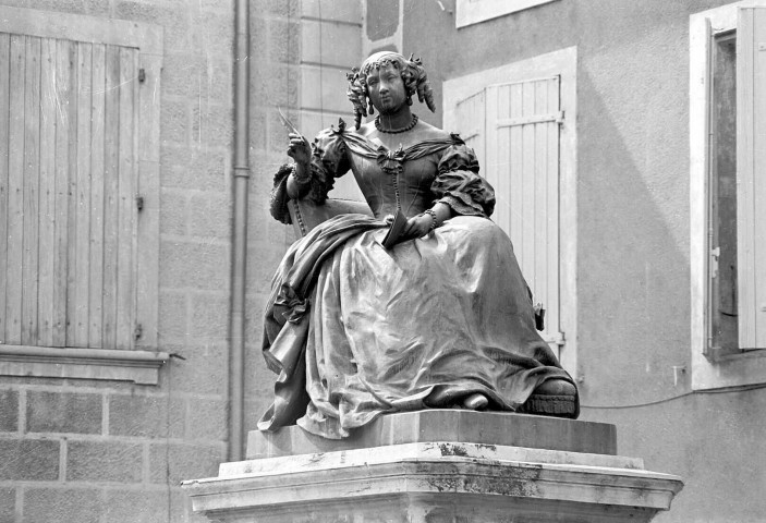 Grignan. - Statue de Madame de Sévigné au dessus de la fontaine par le sculpteur par Louis Rochet.