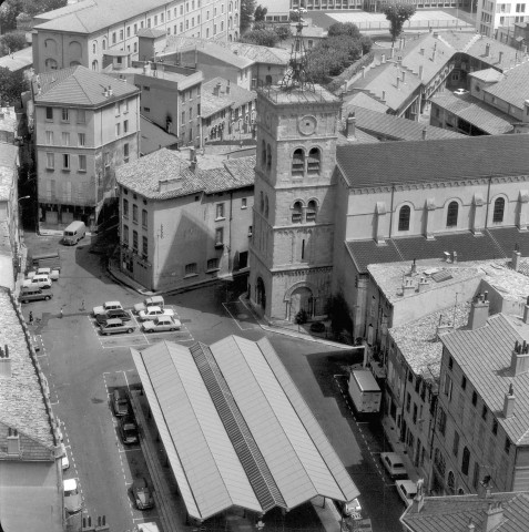 Vue aérienne de la place et l'église Saint-Jean.