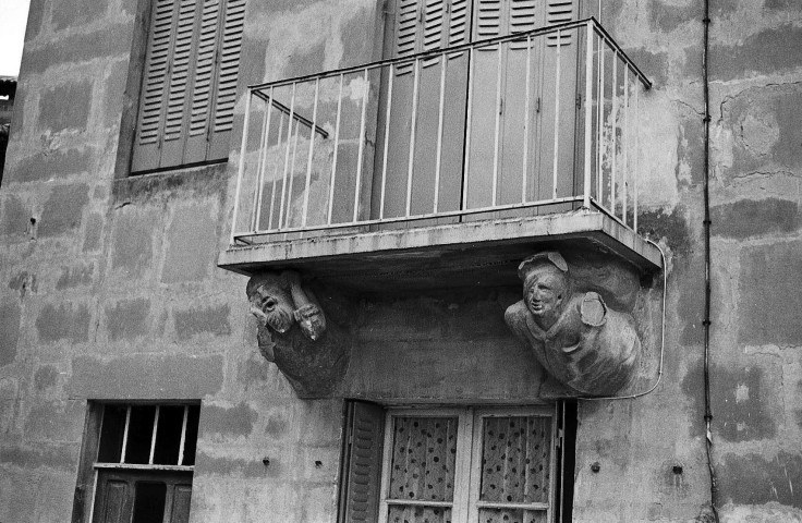 Châtillon-Saint-Jean. - Balcon d'une maison du village.