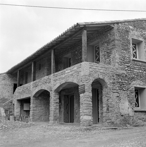 Étoile-sur-Rhône.- Rénovation de la ferme Arnaud.