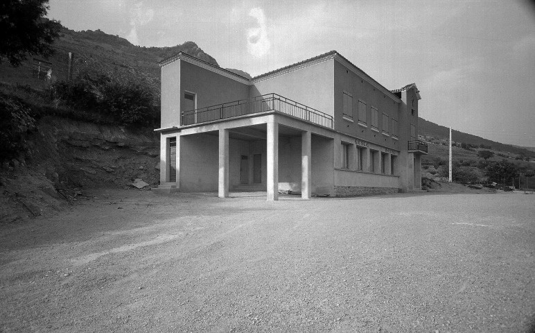 Pennes-le-Sec. - Le groupe scolaire et la mairie.