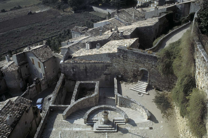 Le village et l'entrée de la collégiale vus de la terrasse du château.