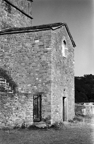 Comps. - La façade sud du transept de l'église Saint-Pierre-et-Paul.