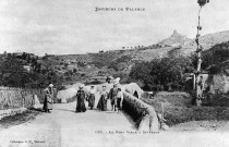 Saint-Péray (Ardèche).- Promeneurs sur le pont romain du Mialan avant sa destruction due l'inondation du 8 octobre 1907.