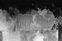 Chantemerle-lès-Grignan. - Dédicace sur les restes de mur de l'ancienne chapelle du cimetière.