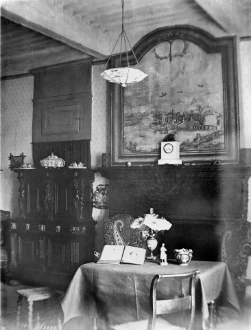 Saint-Thomas-en-Royans.- Une chambre du château de la Chartronnière, ancienne maison forte remaniée au XVIe et XVIIIe siècle.