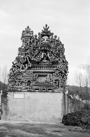 Hauterives.- Le tombeau du Facteur Cheval.