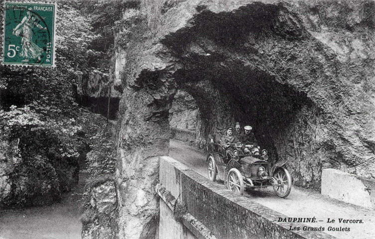 Touristes sur la route des Grands-Goulets.