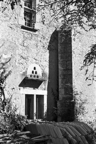 Montjoux. - La façade sud du château (XVe s.), le pigeonnier.
