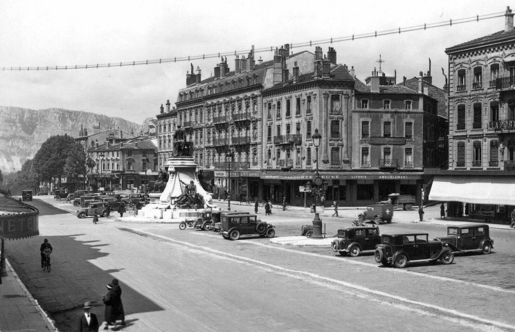 Le monument d’Émile Augier (1897) place de la République.