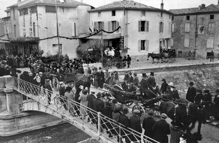 Défilé de chars de la fête des Laboureurs le 10 février 1924.