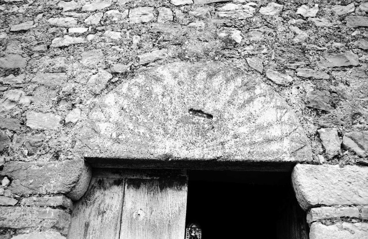 Rochebrune. - Linteau du porche de l'église Saint-Michel.