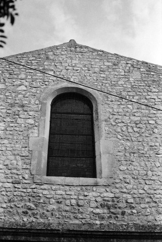 Donzère. - Fenêtre de la façade occidentale de l'église Saint-Philibert.