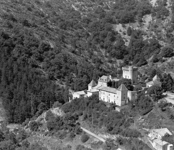 Vue aérienne du château dans les gorges du Toulourenc.